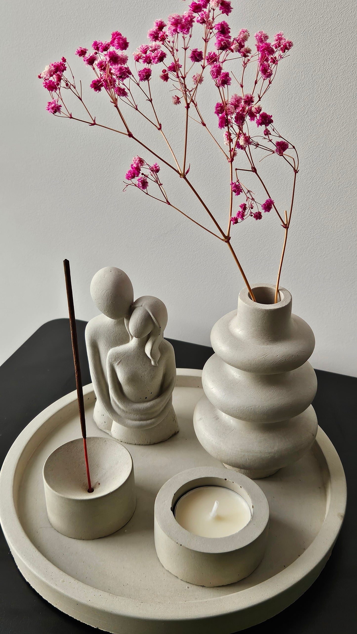 betoninis padėklas su žvakide, smilkaline, vazele ir skulptūrėle dovanai ar namams