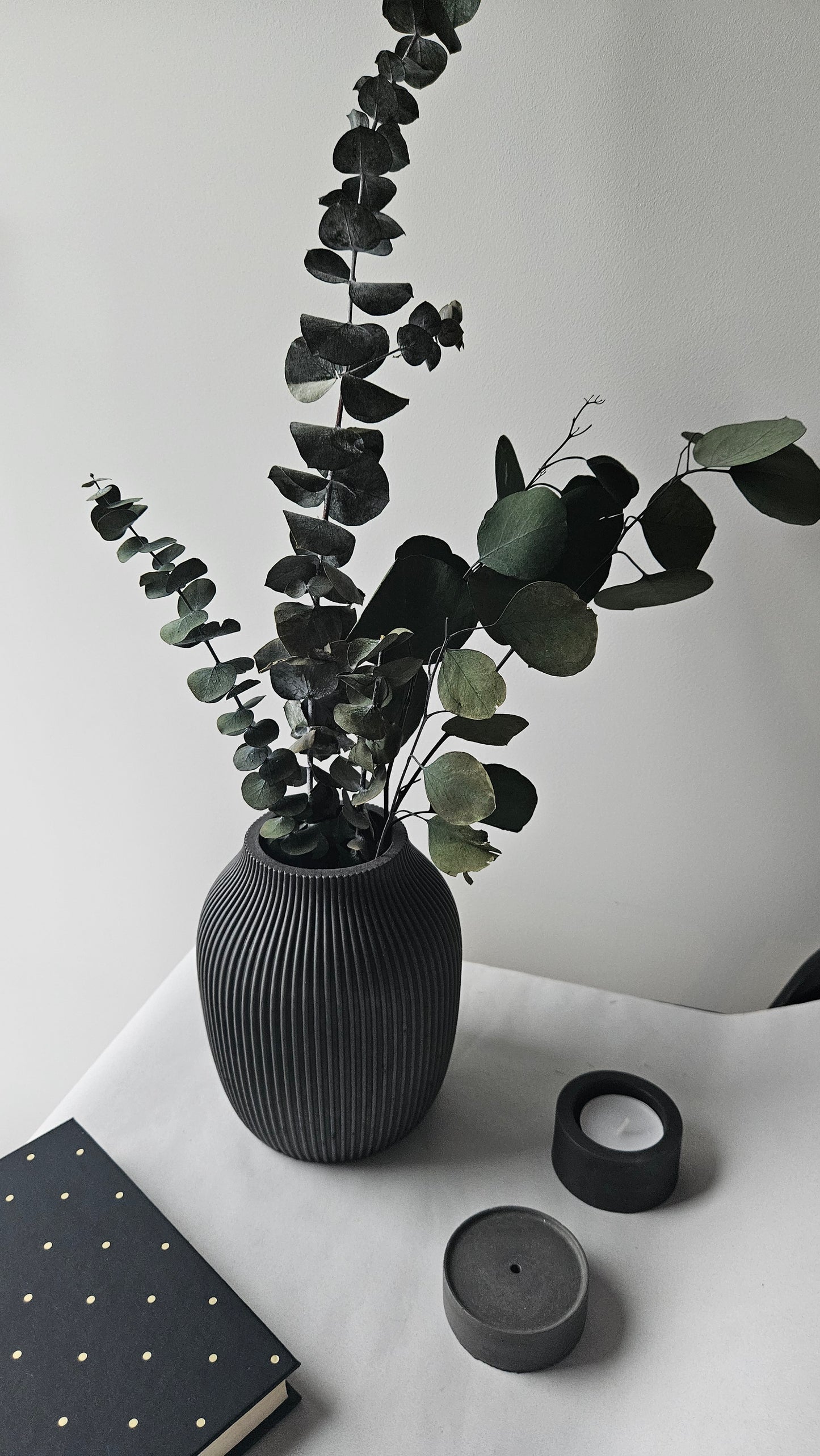 juoda betoninė vaza moderniam japandi interjerui
