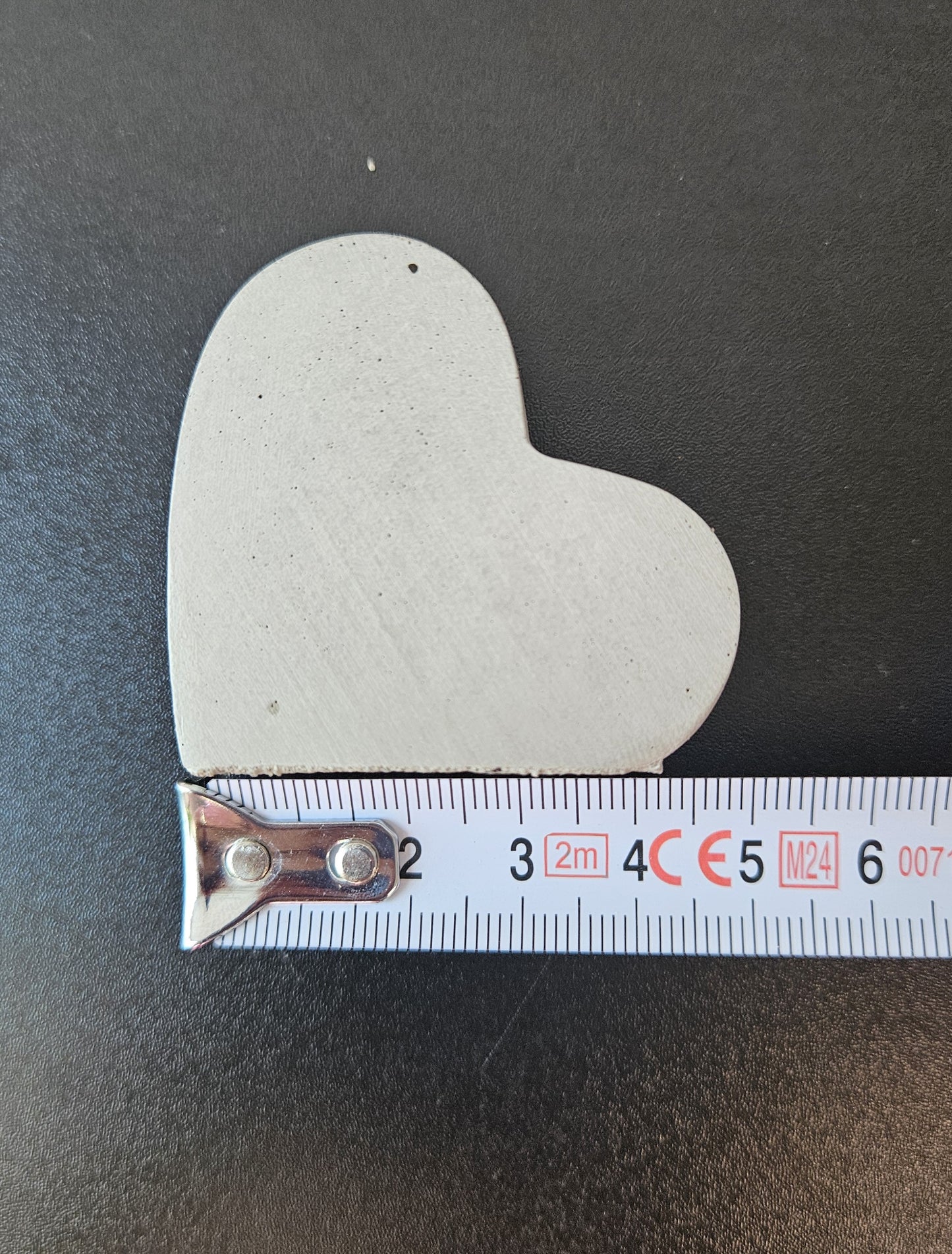 širdelės formos betoninis laikiklis su matavimo juosta dydis