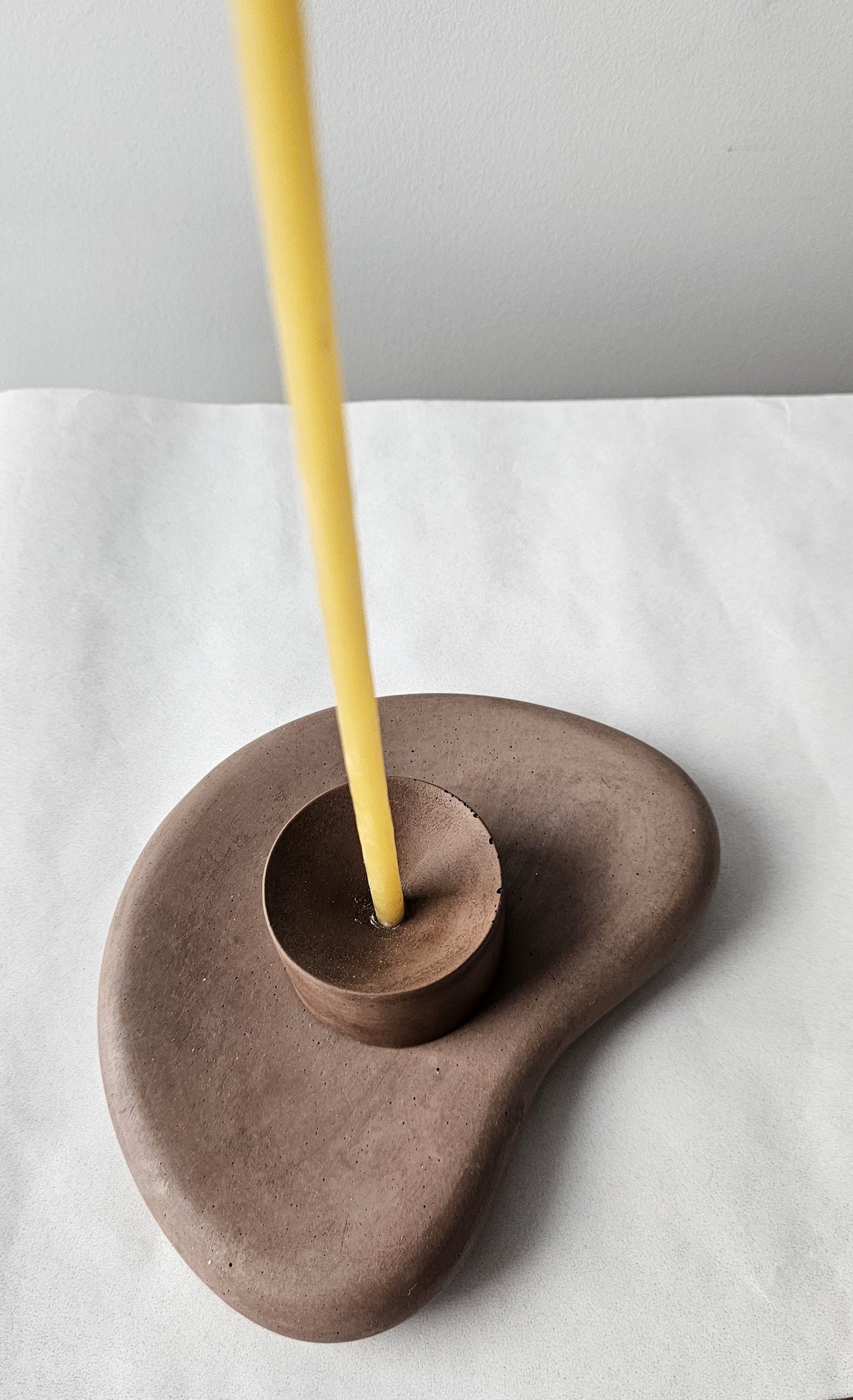 ruda žvakidė plonoms vaško žvakėms