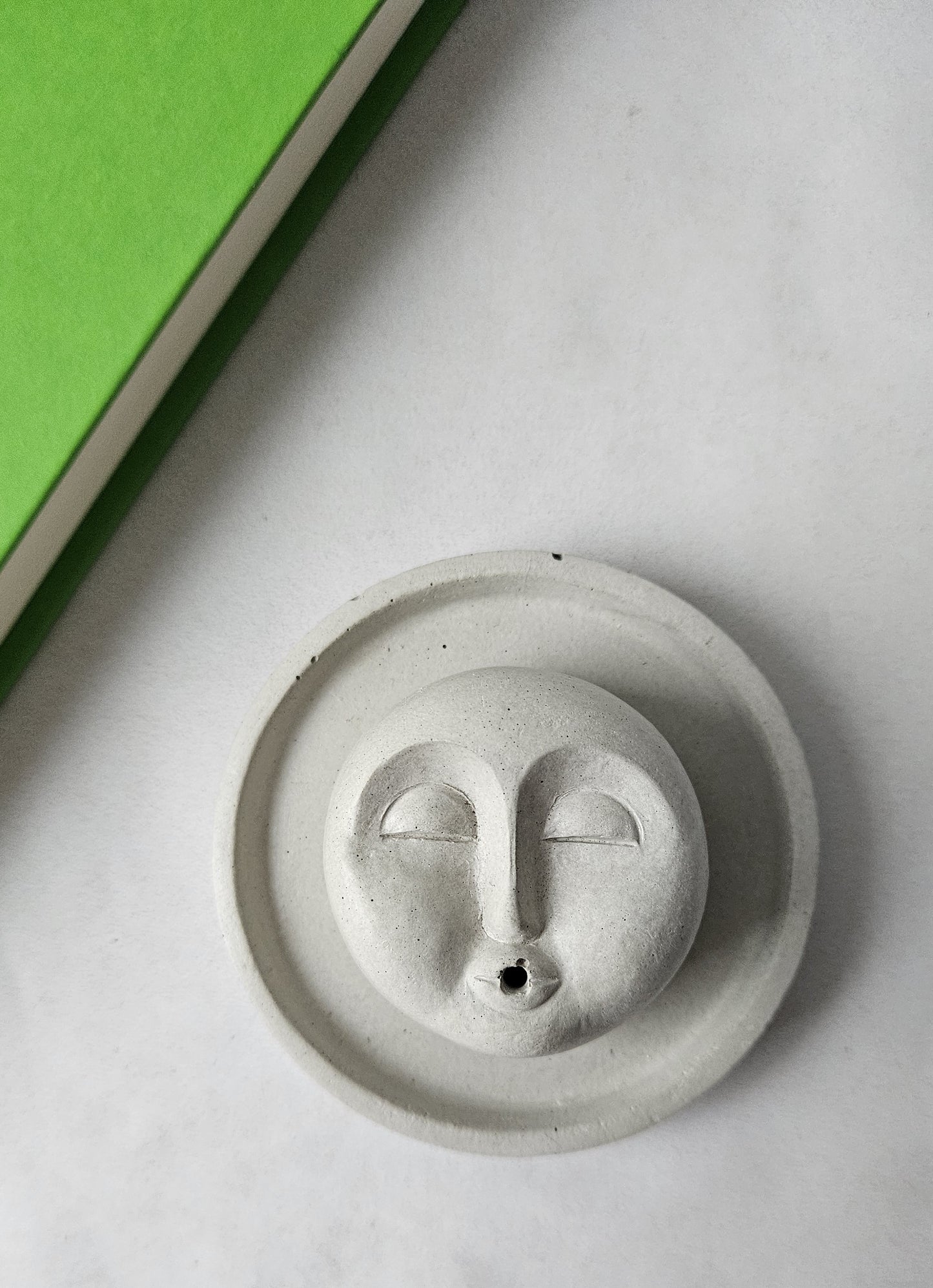 Smilkalinė Om Mani (natūrali betono)