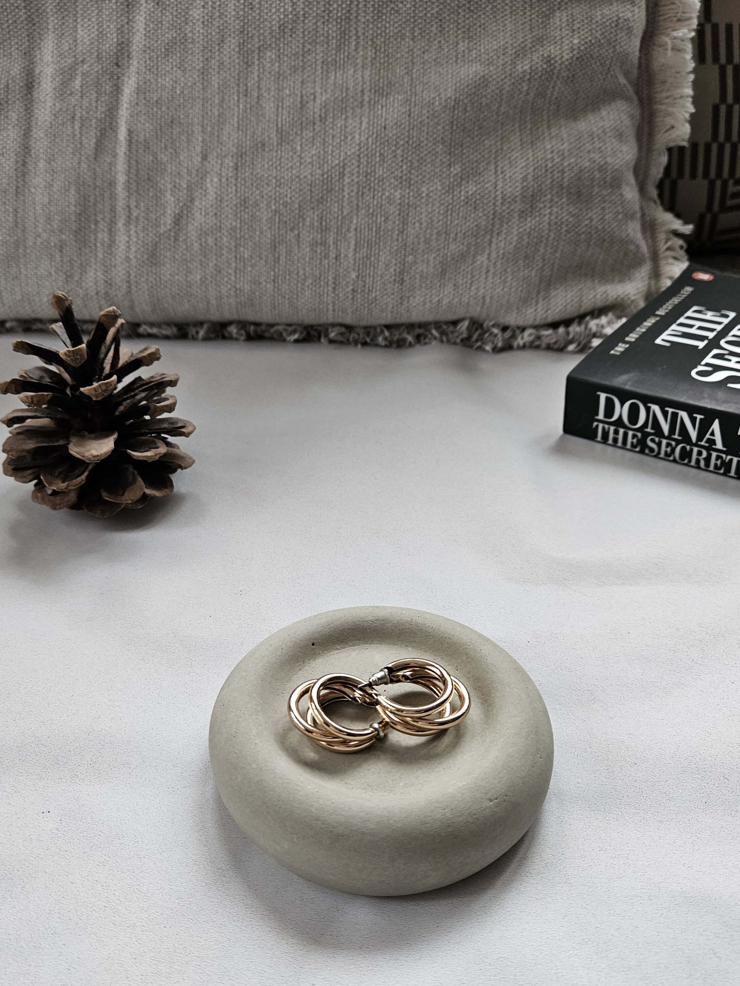 betoninis padėkliukas papuošalams raktams monetoms