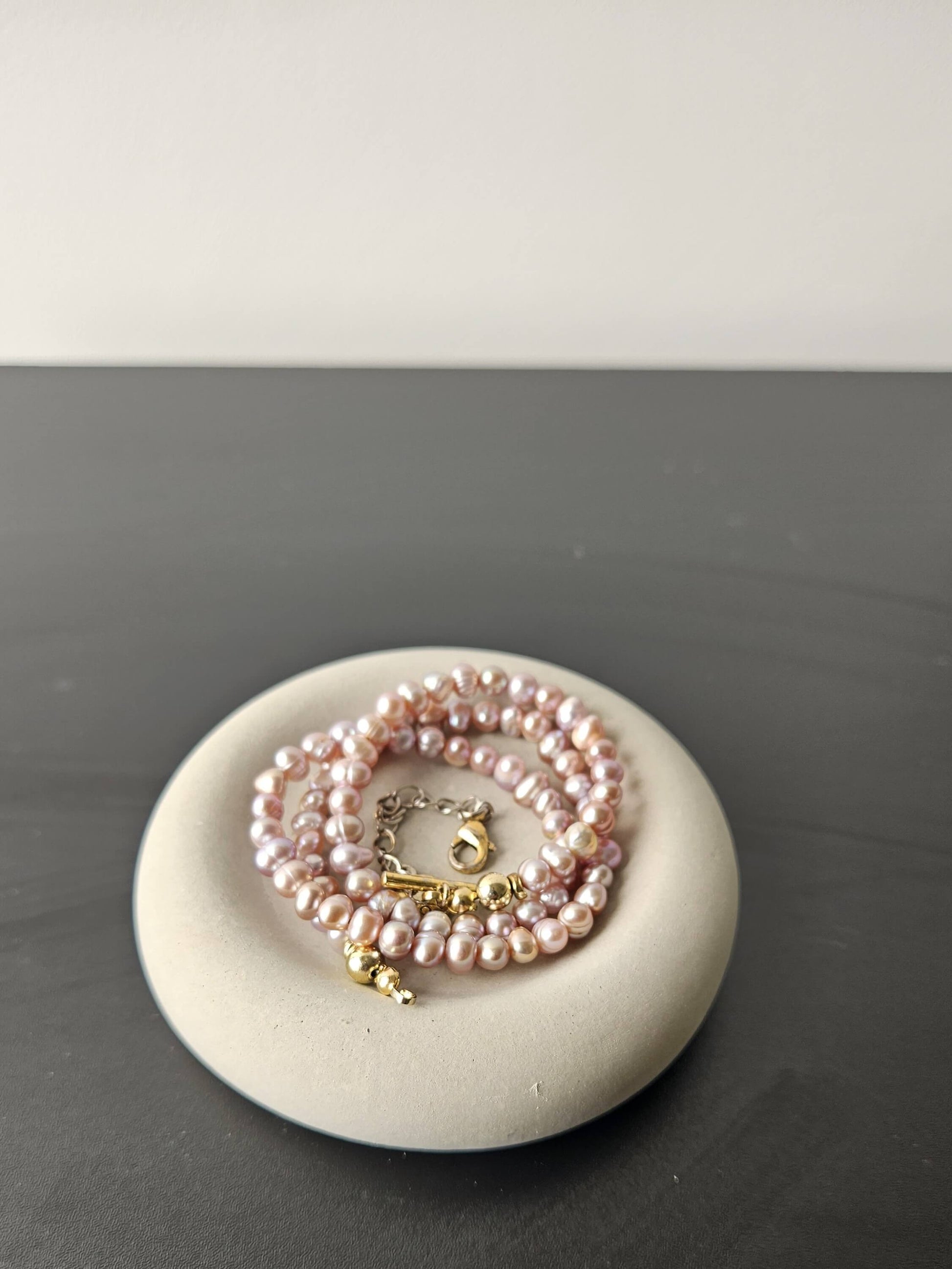 betoninis padėkliukas papuošalams raktams monetoms