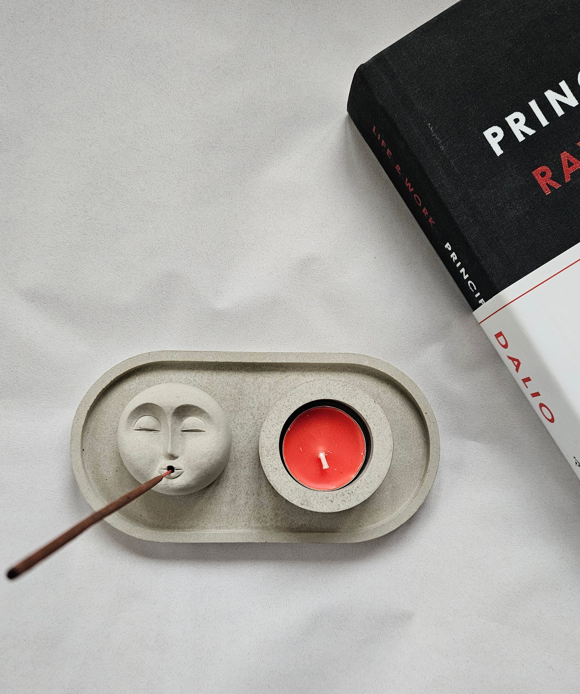 Betoninė žvakidė, smilkalinė ir padėklas