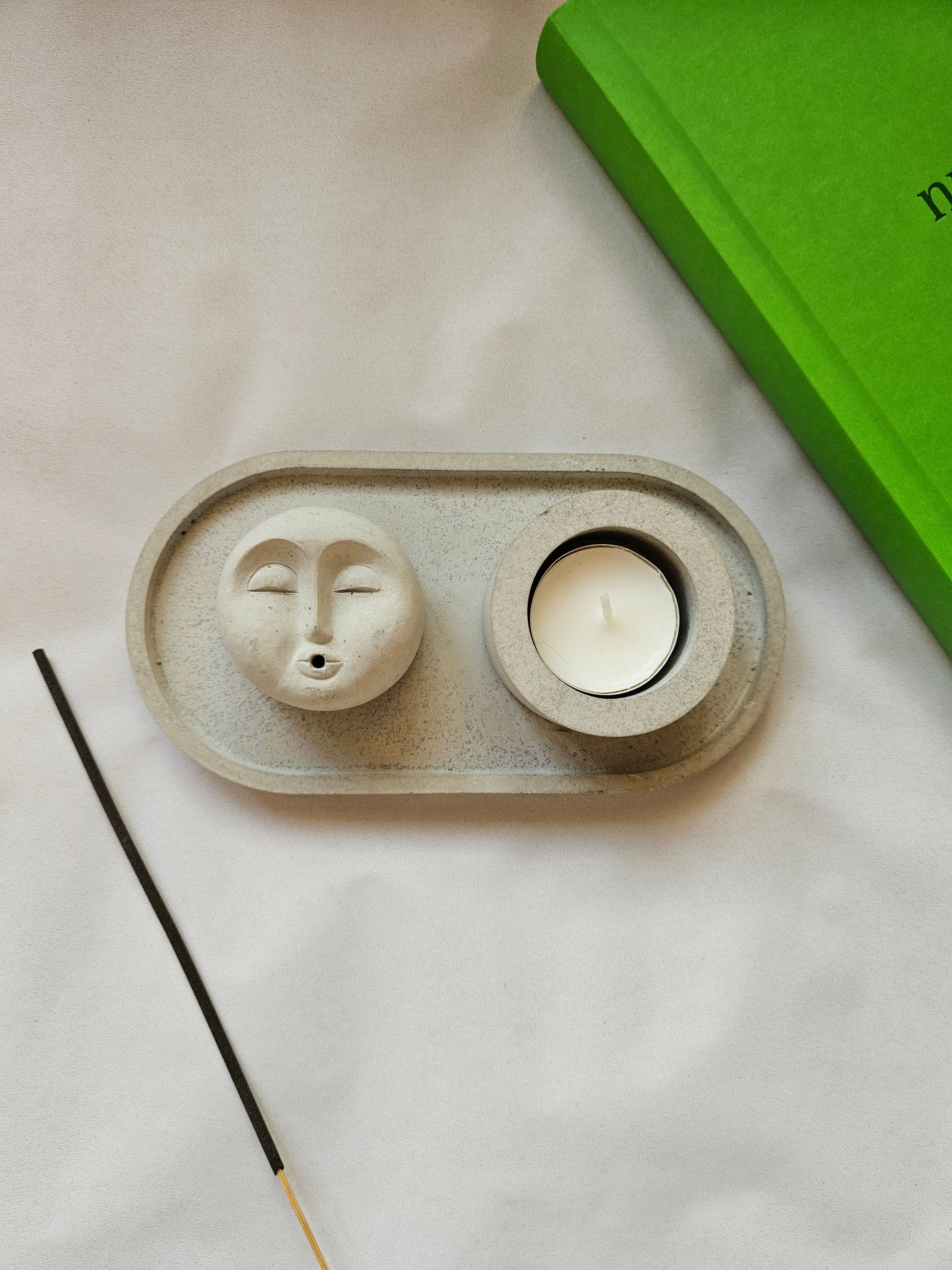 Betoninė žvakidė, smilkalinė ir padėklas