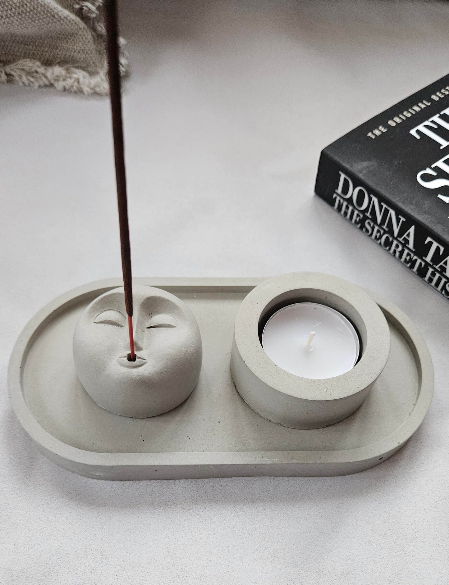 Betoninė žvakidė ir smilkalinė