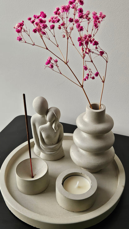 betoninis padėklas su žvakide, smilkaline, vazele ir skulptūrėle dovanai ar namams