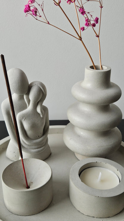 betoninis padėklas su žvakide, smilkaline, vazele ir skulptūrėle dovanai ar namams