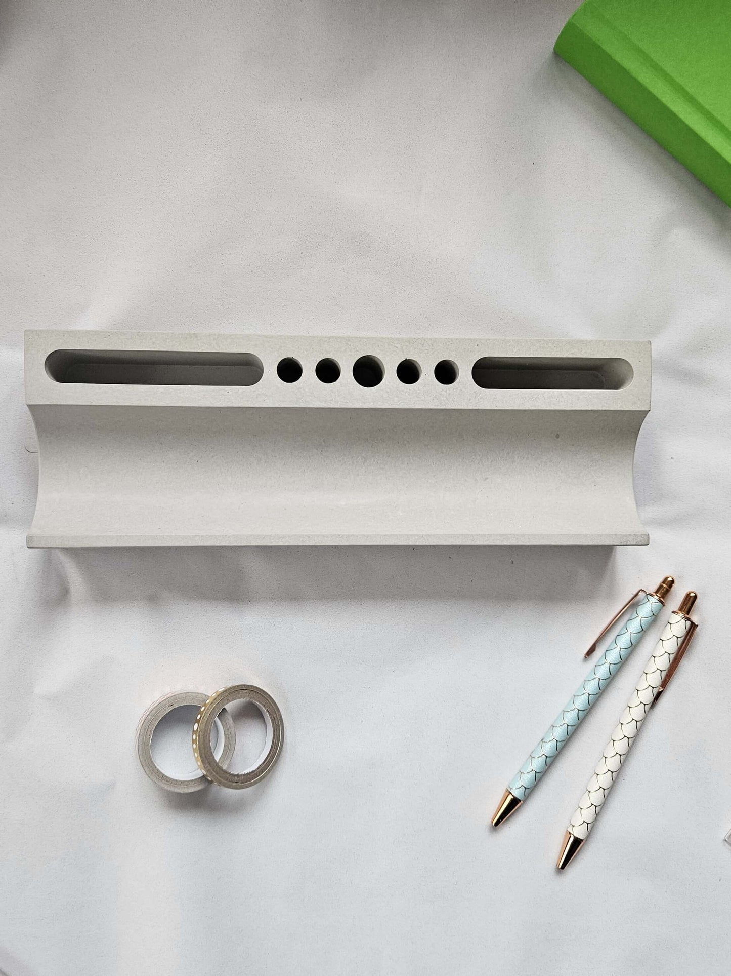 betoninė interjero detalė darbo stalui