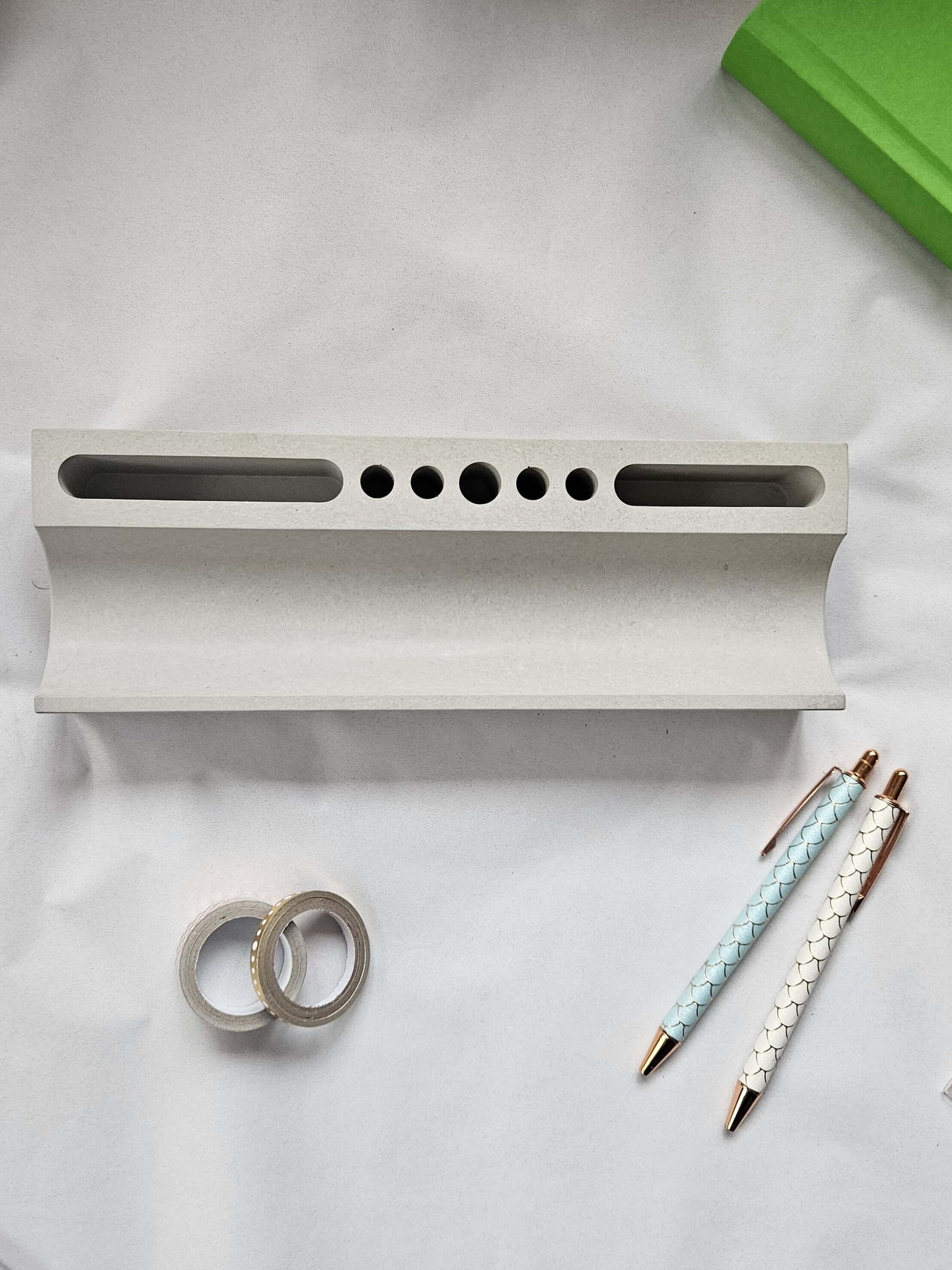 betoninė interjero detalė darbo stalui