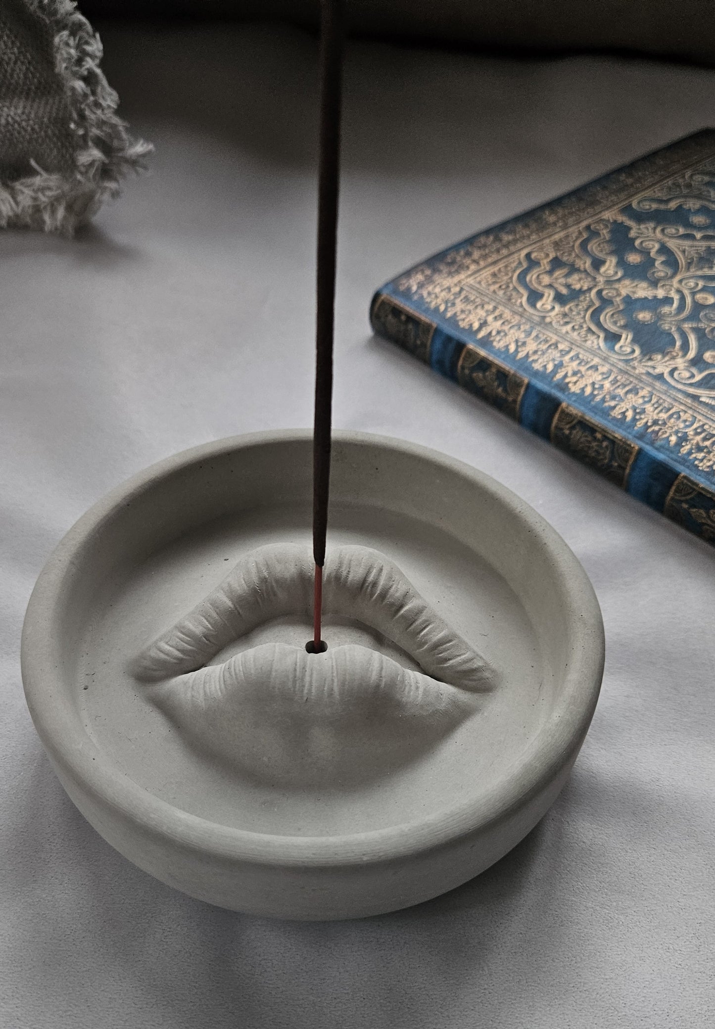 Betoninė smilkalinė palo santo