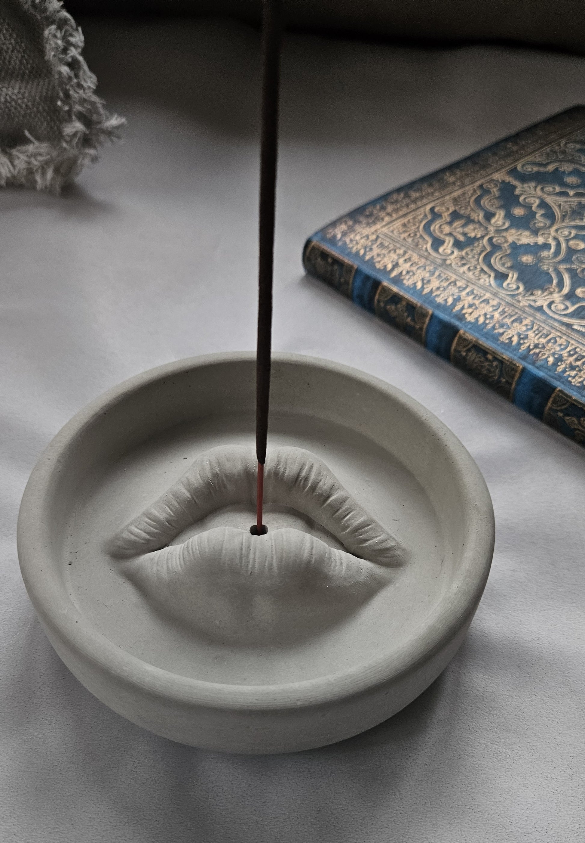 Betoninė smilkalinė palo santo