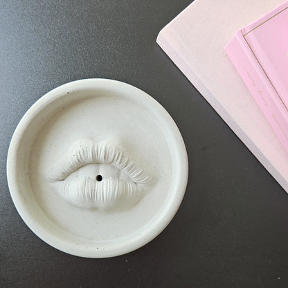 betoninė smilkalinė Angelina lūpos