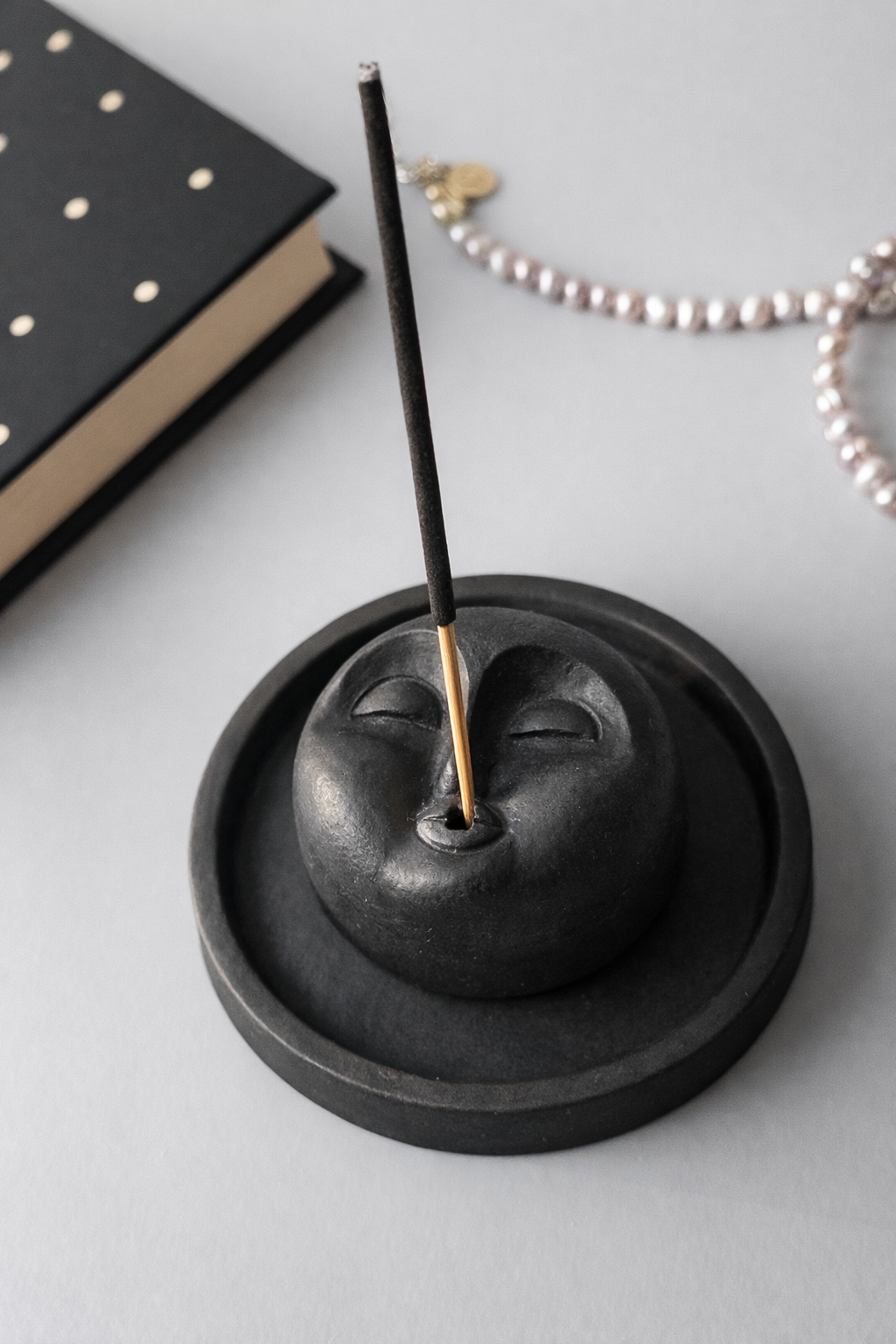 rankų darbo betoninė smilkalinė