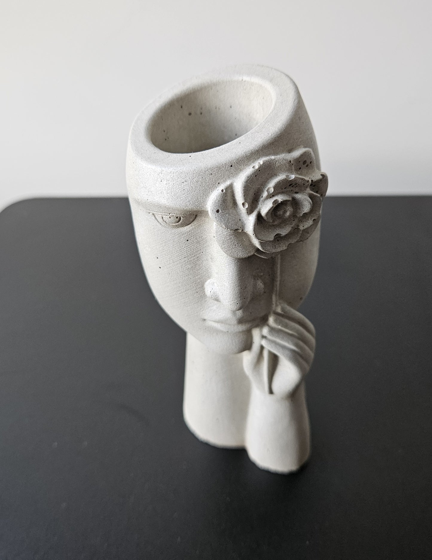 betoninė vaza, kuri patiks mėgstantiems originalius rankų darbo kūrinius ar ieškantiems išskirtinės dovanos draugei, mamai, žmonai