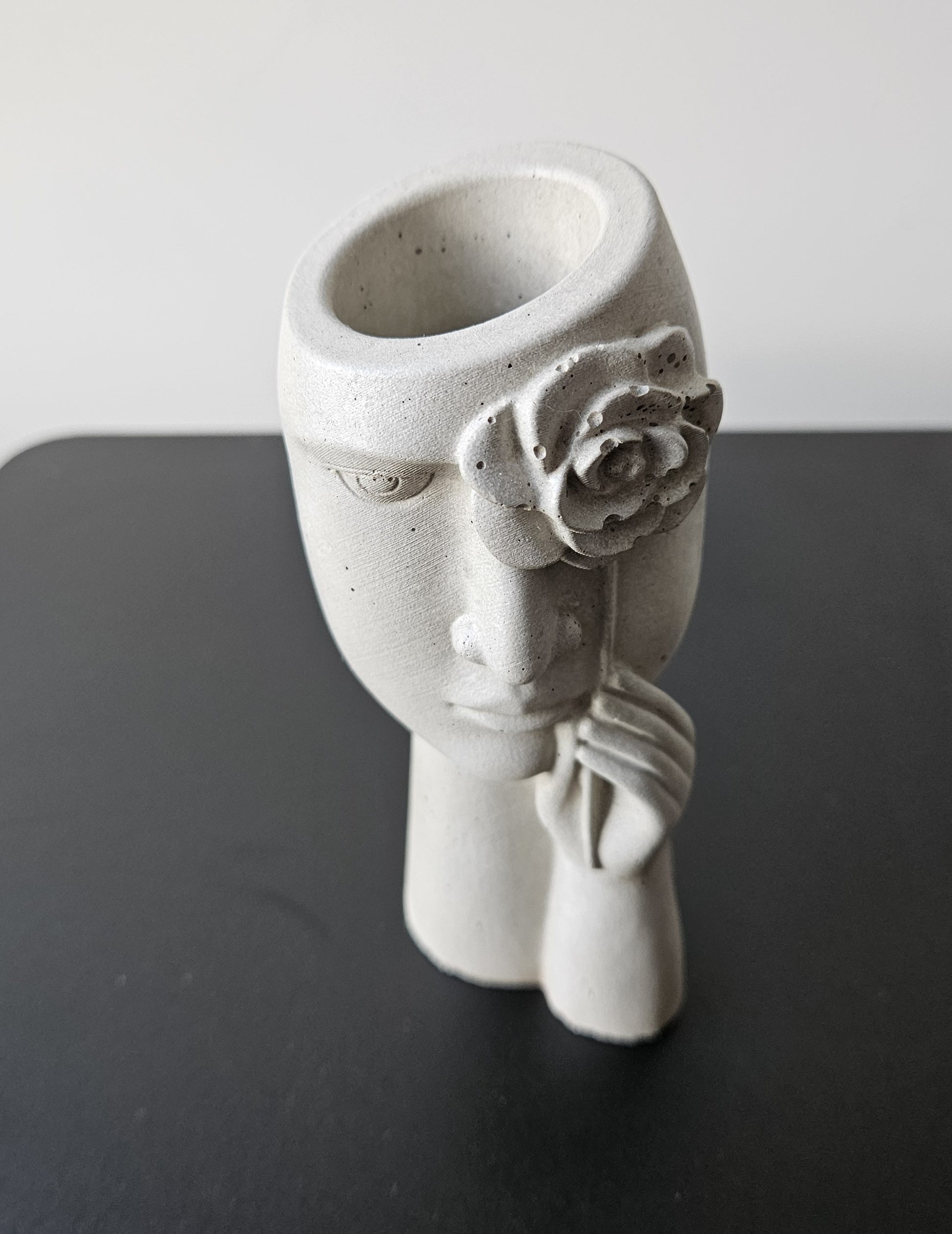 betoninė vaza, kuri patiks mėgstantiems originalius rankų darbo kūrinius ar ieškantiems išskirtinės dovanos draugei, mamai, žmonai