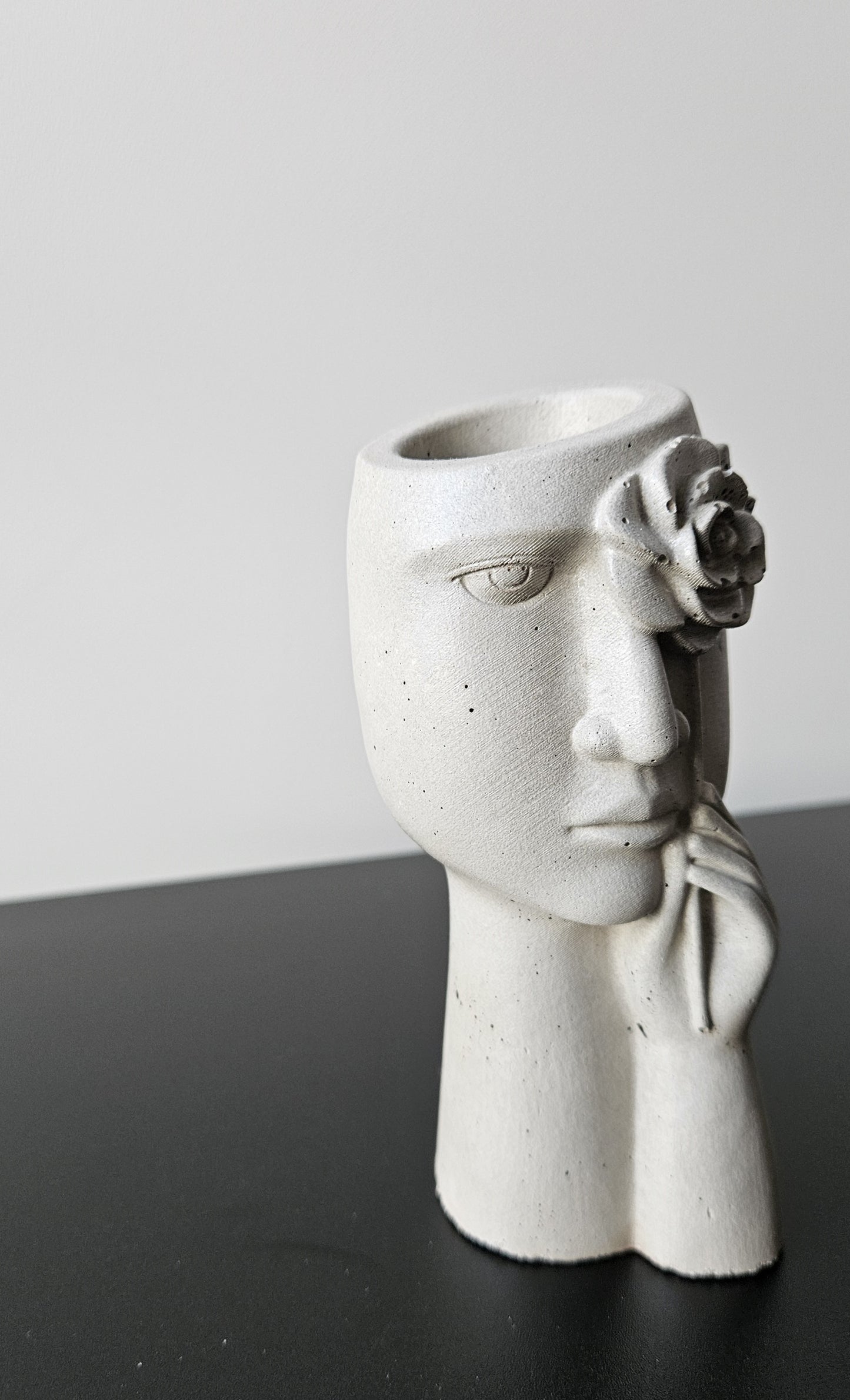 išskirtinė rankų darbo betono vazelė, kuri papuoš ne tik namų, bet ir grožio salonų interjerą