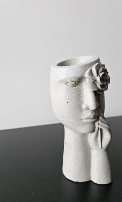 išskirtinė rankų darbo betono vazelė, kuri papuoš ne tik namų, bet ir grožio salonų interjerą