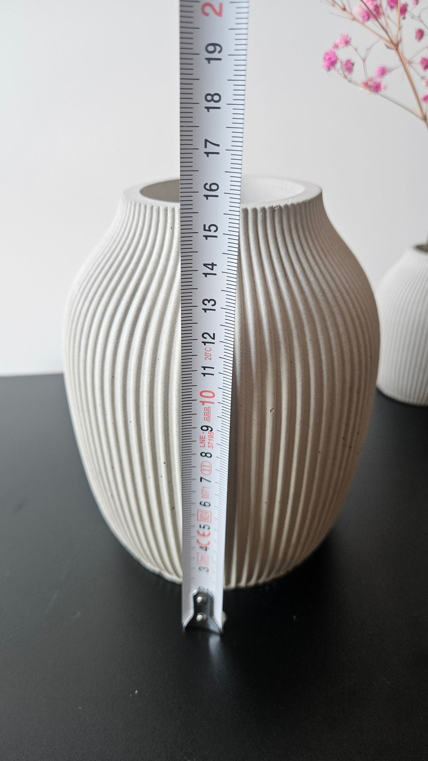 betoninė vaza su matavimo juosta