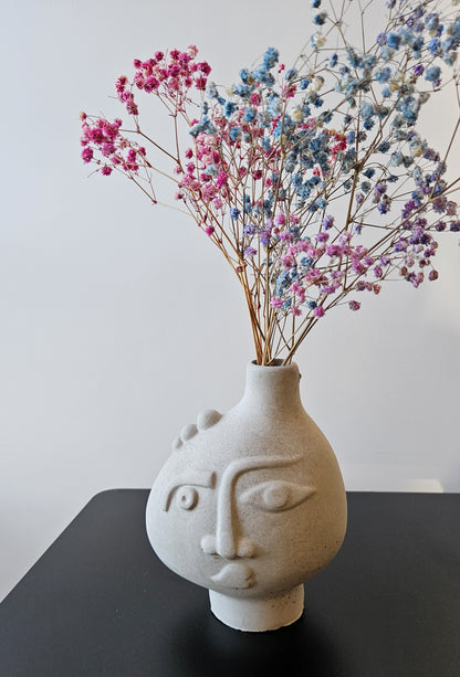 Rankų darbo betoninė vazelė su žmogaus veido reljefu ir sausomis gėlėmis – minimalistinė interjero detalė, tinkanti moderniam ir wabi-sabi stiliaus namų dekorui