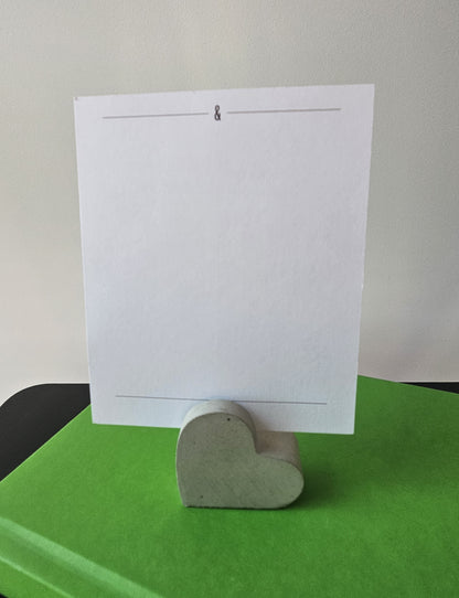 širdelės formos betoninis laikiklis atvirukui namų aplinkoje