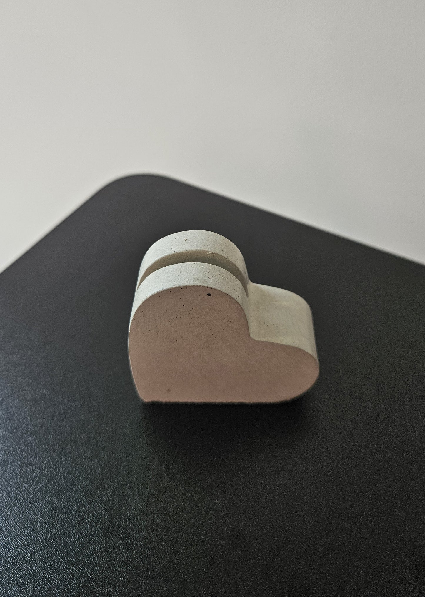 širdelės formos betoninis laikiklis atvirukui namų aplinkoje