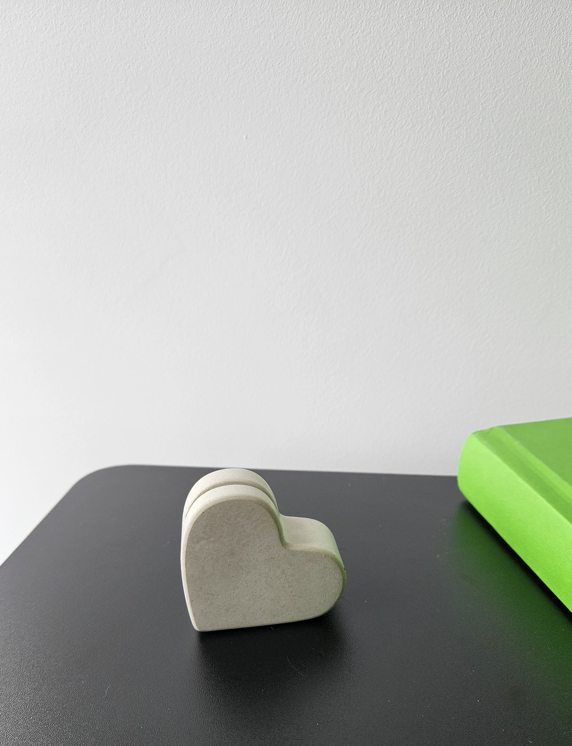 širdelės formos betoninis laikiklis atvirukui namų aplinkoje