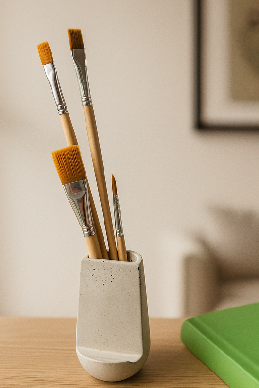 betoninė pieštukinė laikiklis su teptukais namų aplinkoje