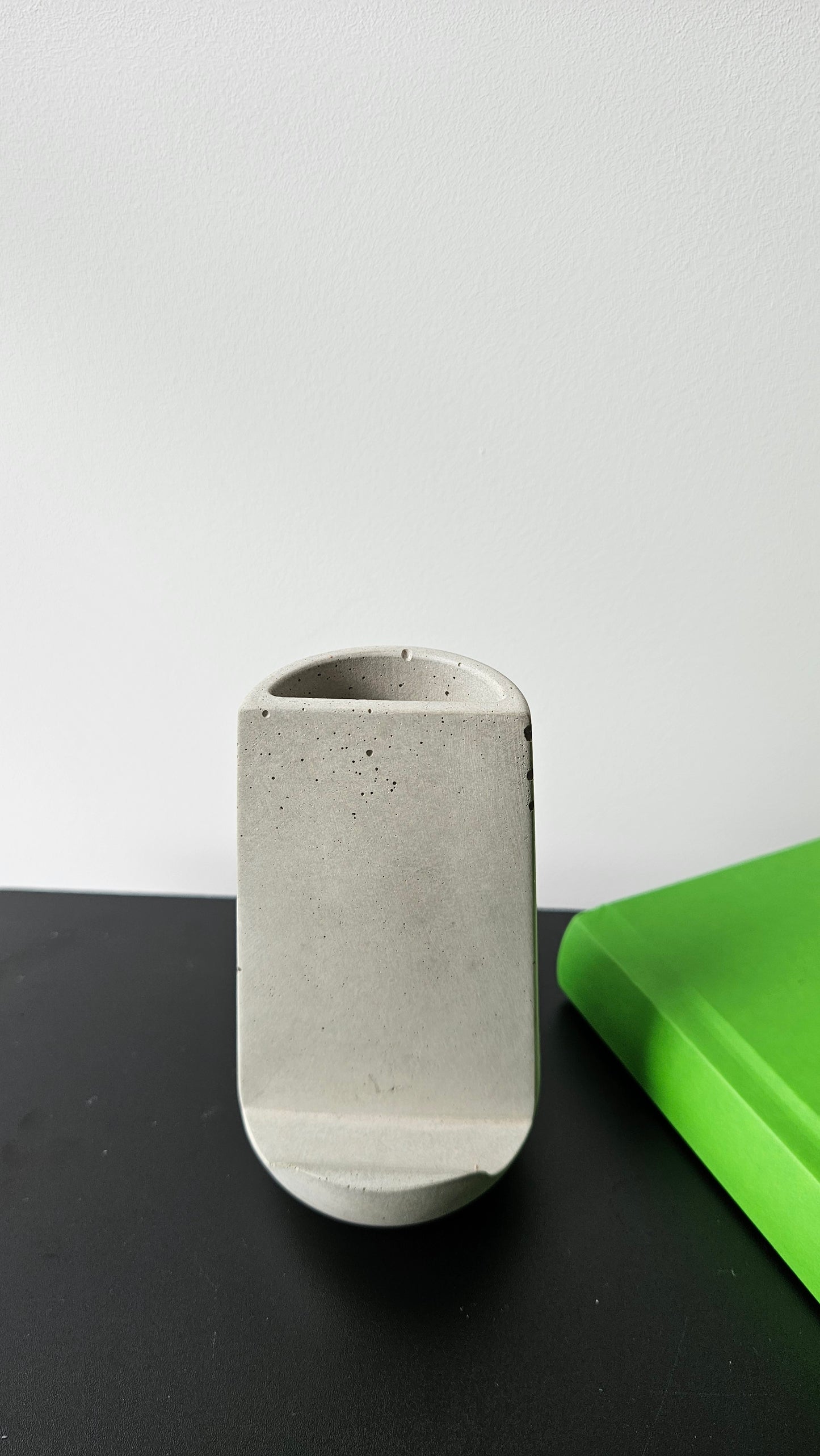 betoninė pieštukinė laikiklis namų aplinkoje