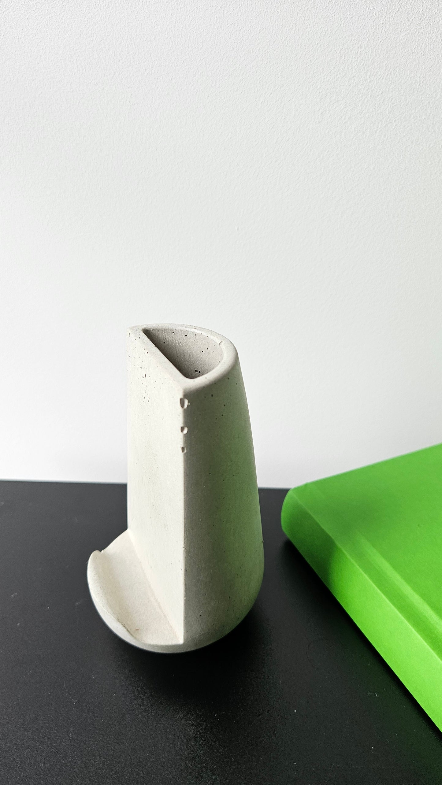 betoninė pieštukinė laikiklis namų aplinkoje