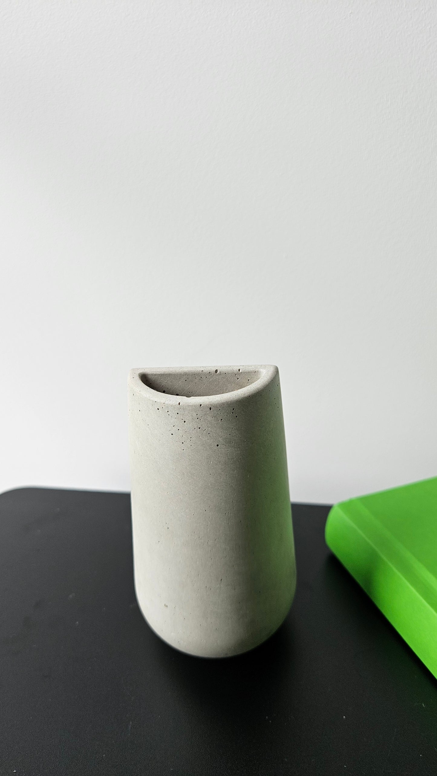 betoninė pieštukinė laikiklis namų aplinkoje