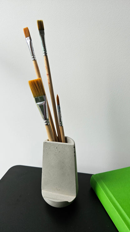 betoninė pieštukinė laikiklis namų aplinkoje, su teptukais