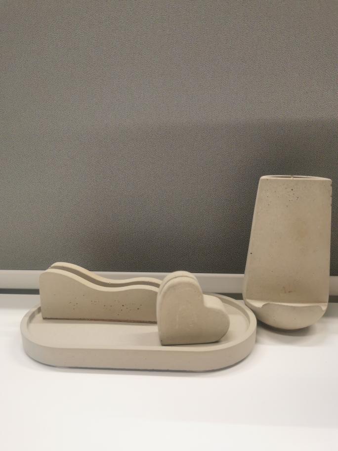 širdelės formos betoninis laikiklis atvirukui biure