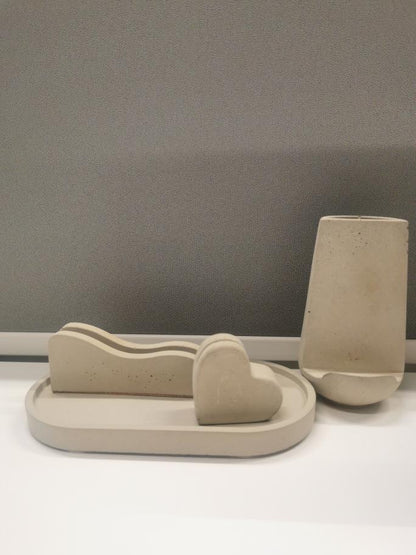 širdelės formos betoninis laikiklis atvirukui biure