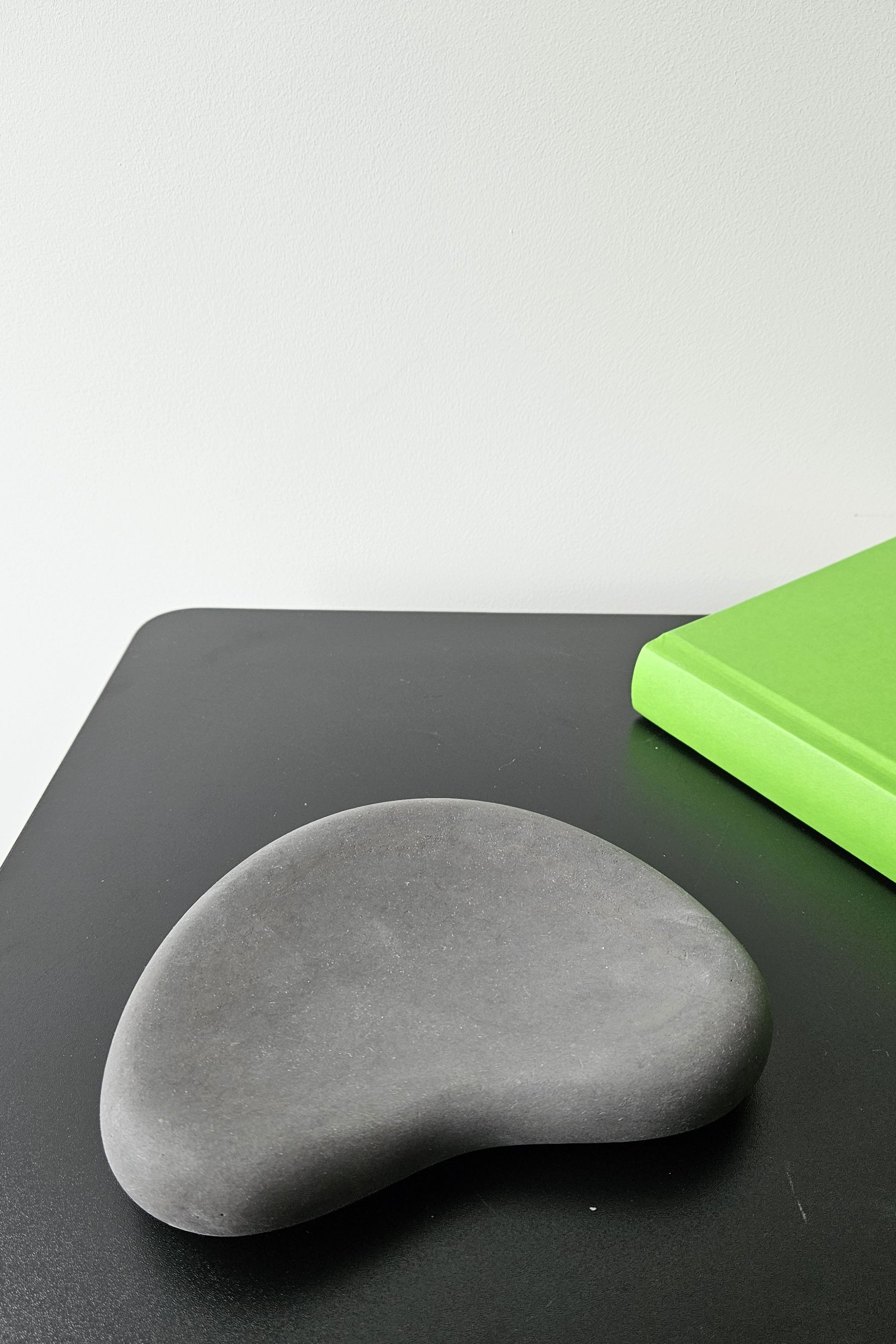 juodas betoninis padėklas raktams ir kitoms smulkmenoms