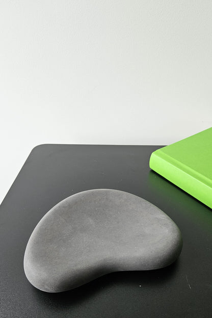 juodas betoninis padėklas raktams ir kitoms smulkmenoms