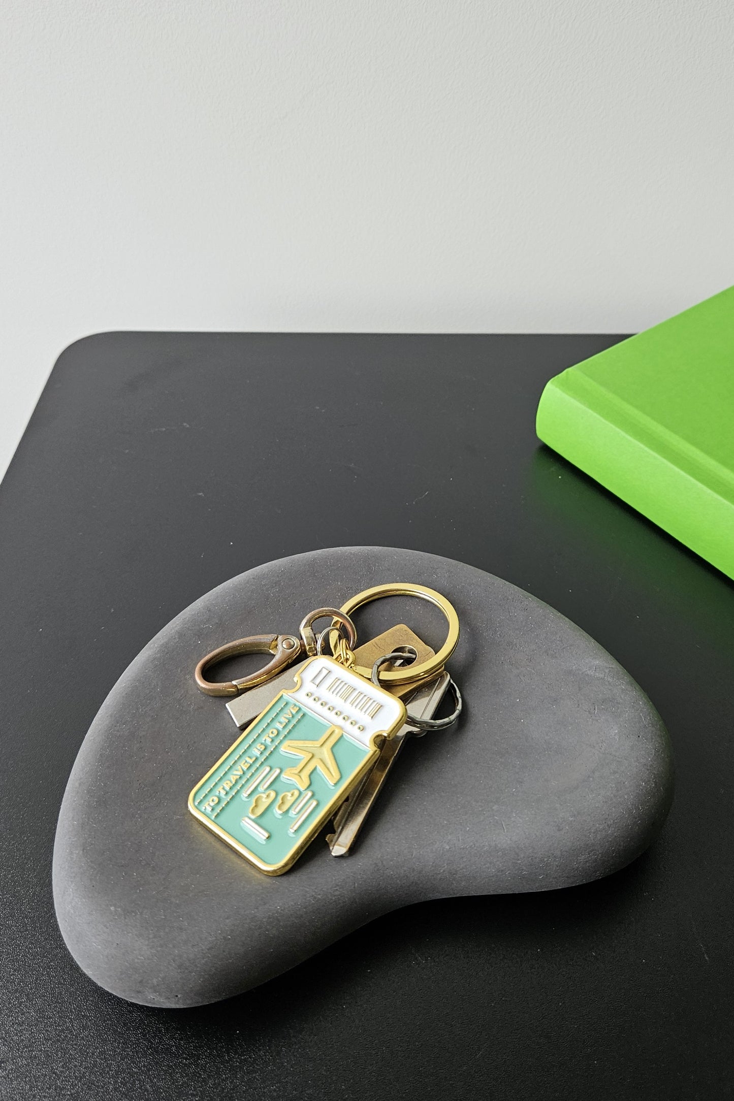 juodas betoninis padėklas raktams ir kitoms smulkmenoms