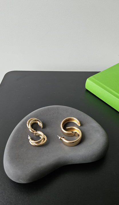 juodas betoninis padėklas raktams ir kitoms smulkmenoms