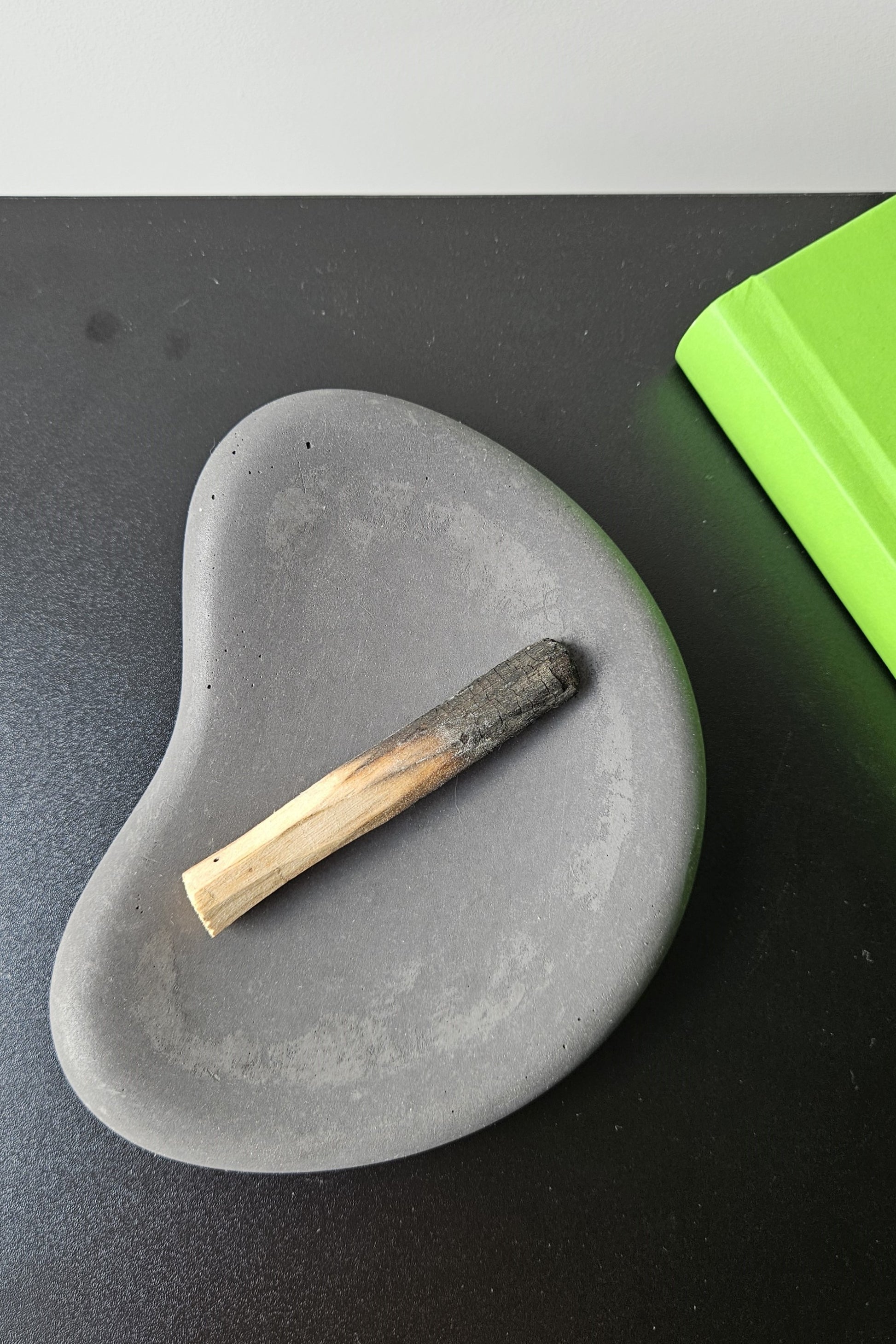 juodas betoninis padėklas raktams ir kitoms smulkmenoms