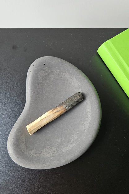 juodas betoninis padėklas raktams ir kitoms smulkmenoms