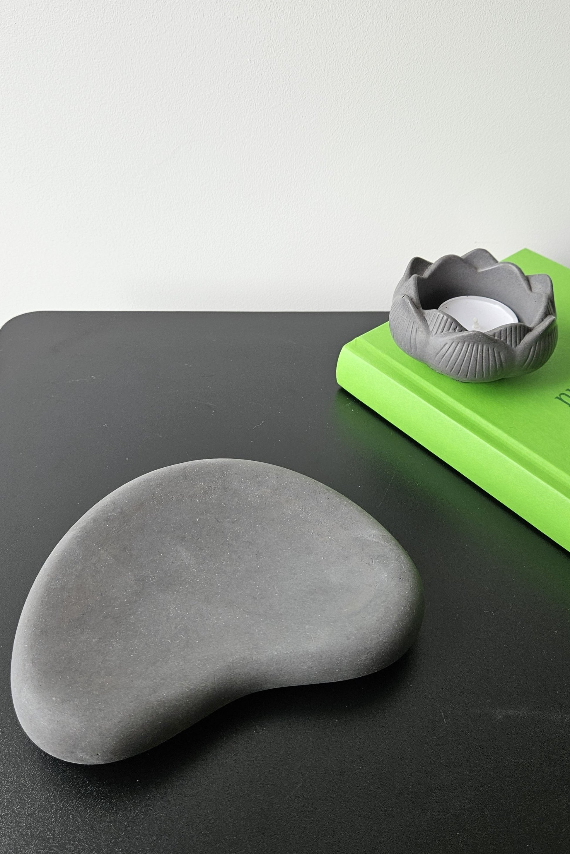 juodas betoninis padėklas raktams ir kitoms smulkmenoms