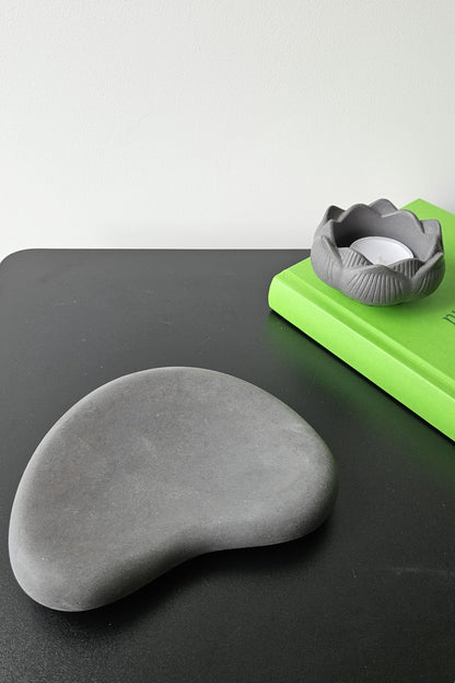 juodas betoninis padėklas raktams ir kitoms smulkmenoms