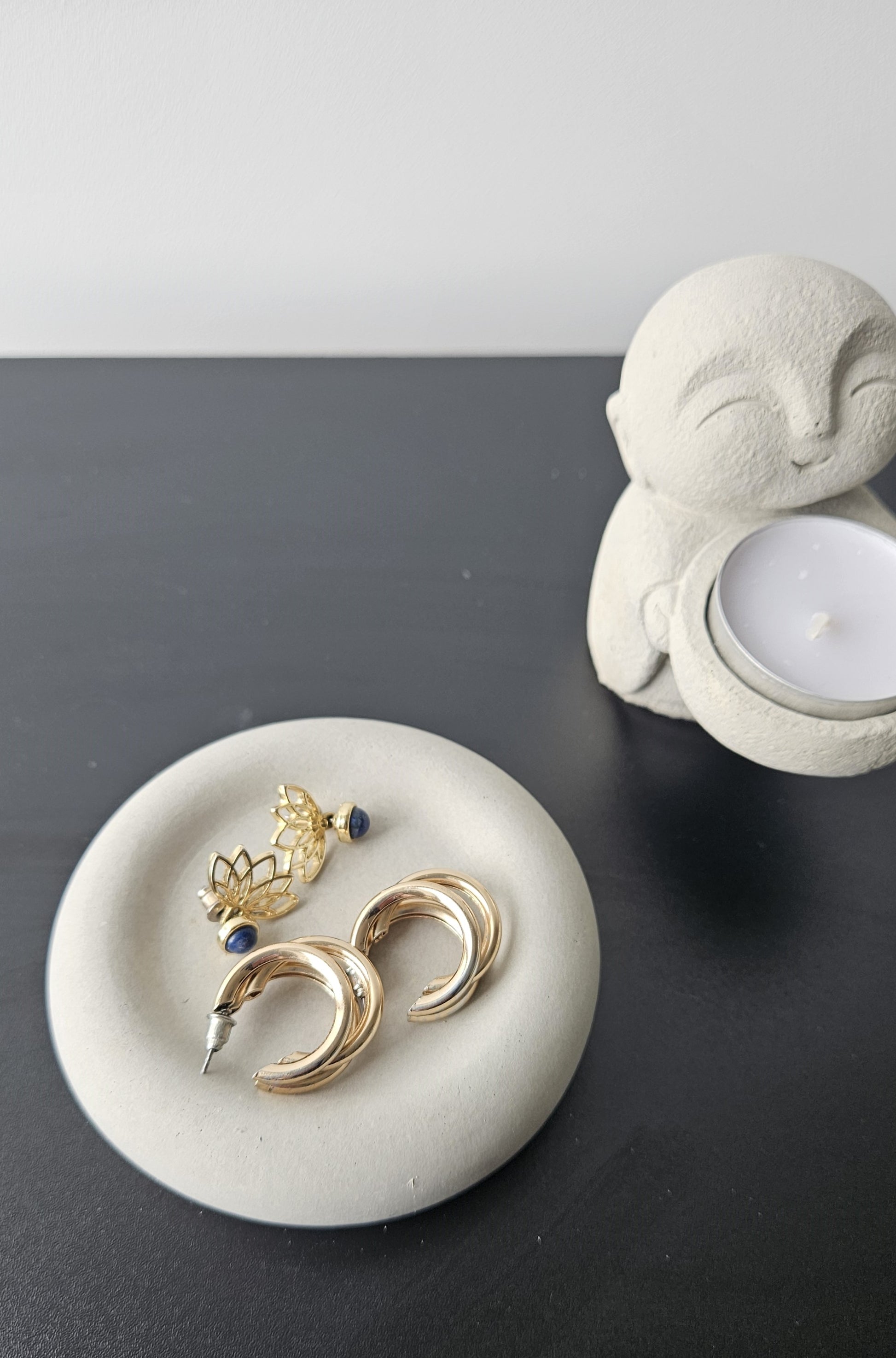 betoninis padėkliukas papuošalams auskarams