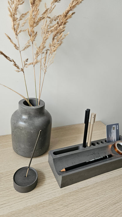 betoninis rankų darbo rinkinys, kurį sudaro vaza, piešukinė ir smilkalinė, tinka dovanoti vadovui Boso dienos proga