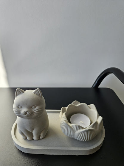 betoninis rinkinys su žvakide ir katino skulptūra