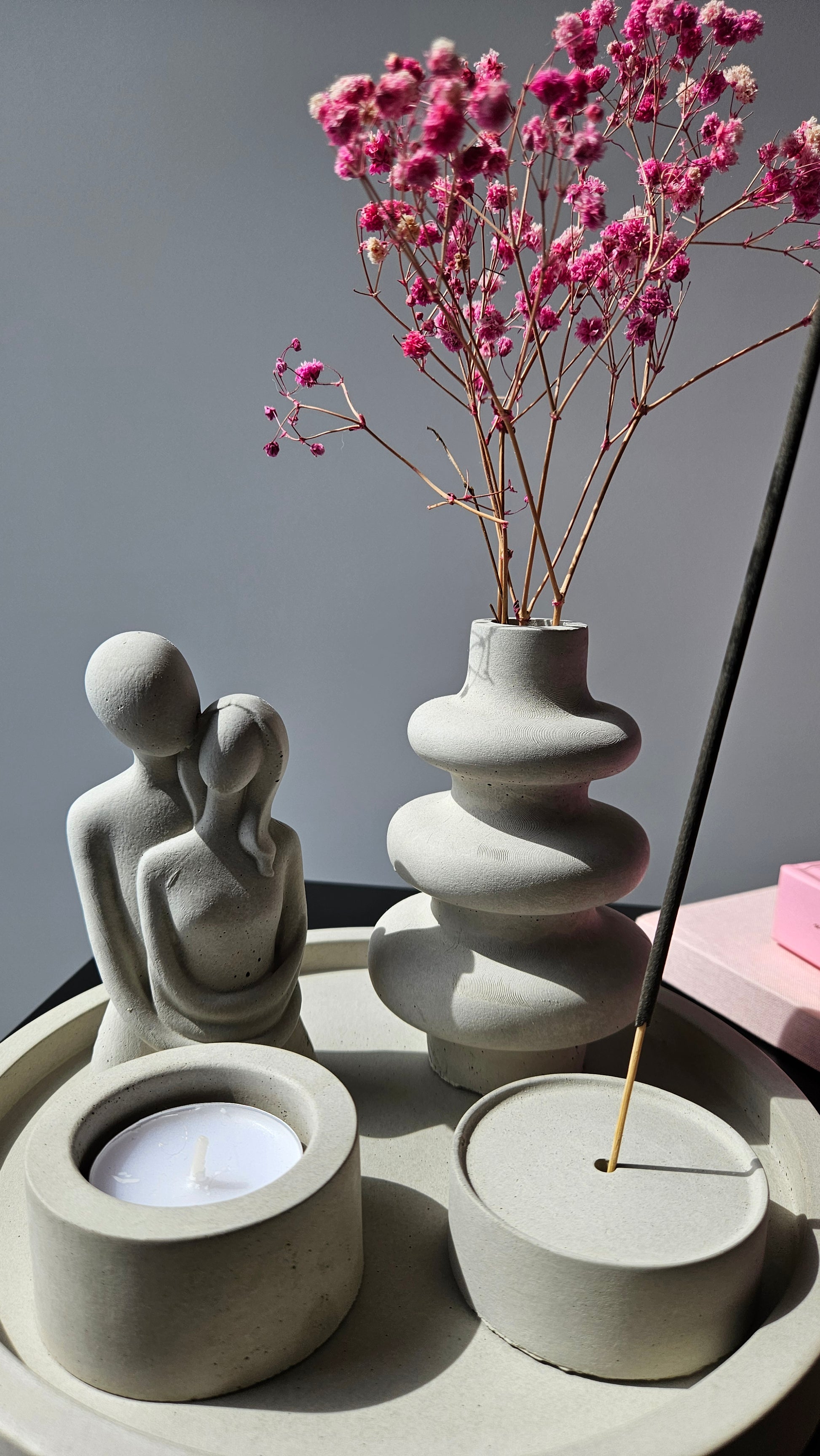 vazelė, žvakidė, smikalinė ant betoninio padėklo