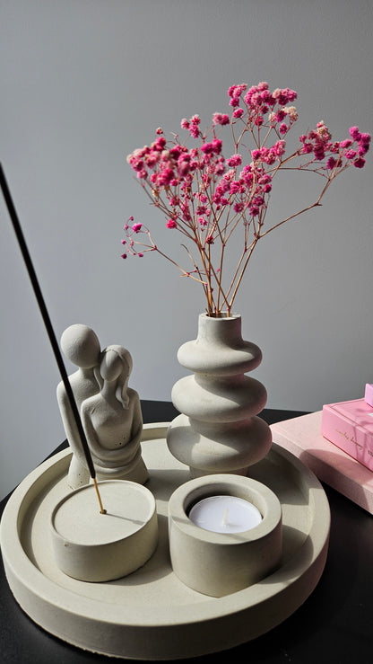 vazelė, žvakidė, smikalinė ant betoninio padėklo