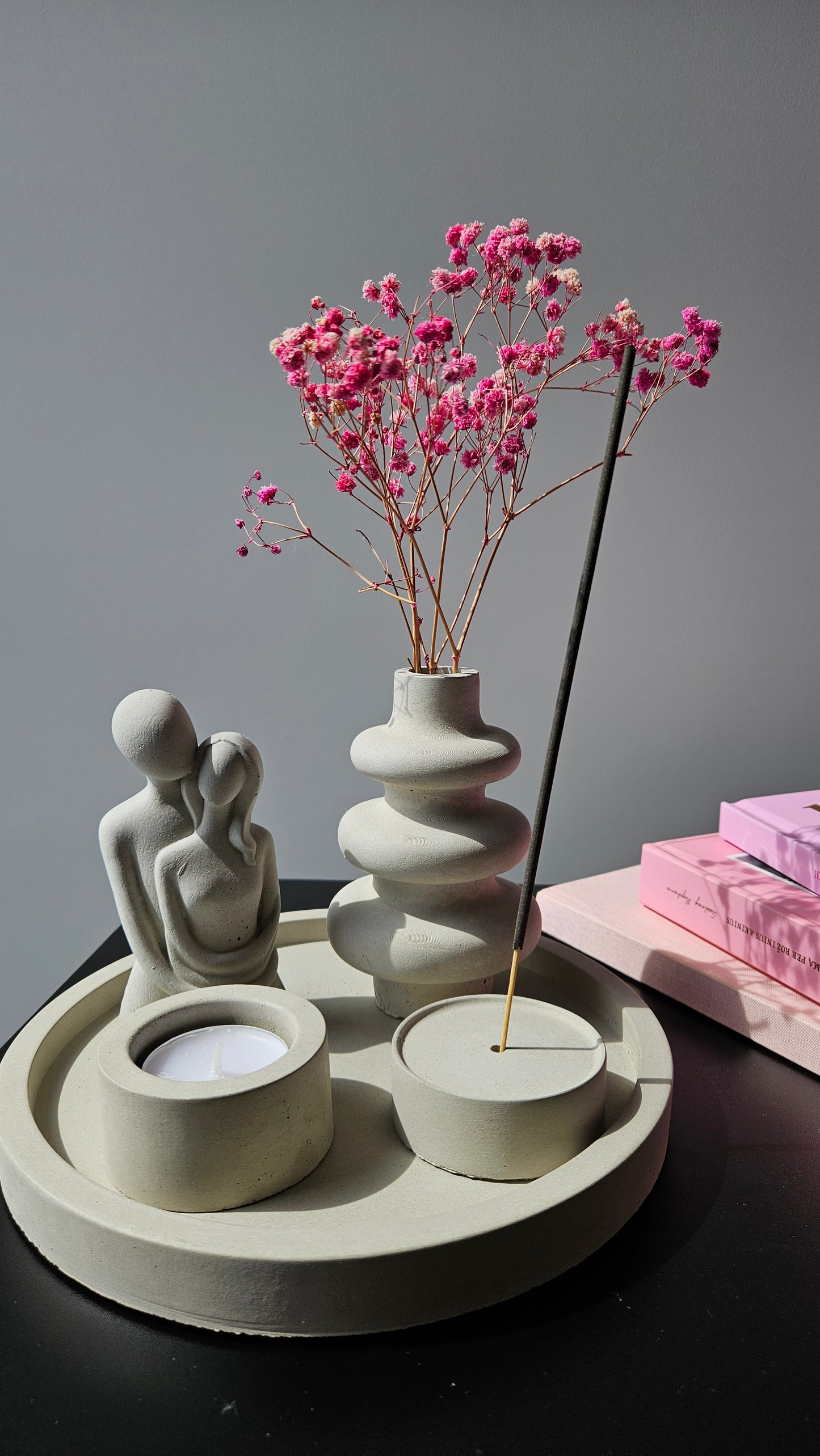 vazelė, žvakidė, smikalinė ant betoninio padėklo