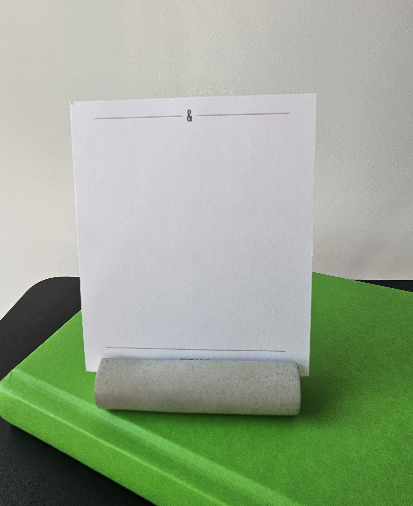 betoninis stovelis laikiklis atvirukui meniu rašteliams