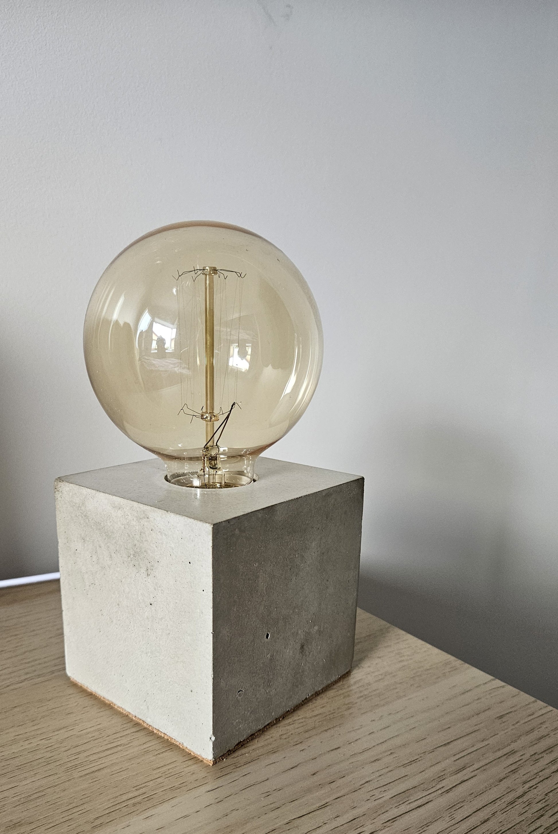 Betonile betoninis šviestuvas loftui industrinio stiliaus